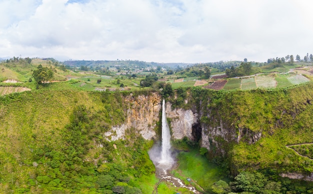 Luftaufnahme Sipiso-Piso-Wasserfall in Sumatra
