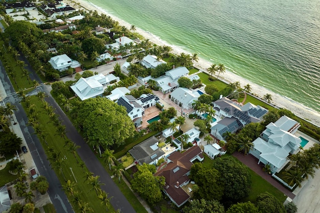 Luftaufnahme teurer Wohnhäuser in der Insel-Kleinstadt Boca Grande auf Gasparilla Island im Südwesten Floridas Amerikanische Traumhäuser als Beispiel für Immobilienentwicklung in US-Vororten