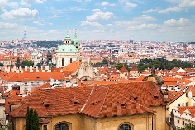 Luftaufnahme über Altstadt in Prag mit Kuppeln von Kirchen