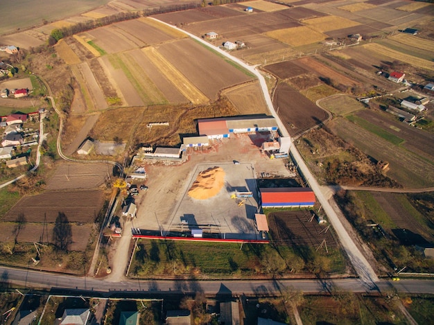 Foto luftaufnahme über das getreidelager rund um das lager große landwirtschaftliche felder