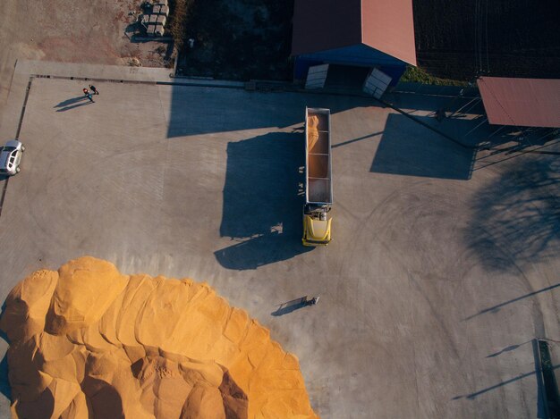 Foto luftaufnahme über den getreidelagerwagen entlädt maiskorn