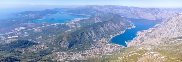 Luftaufnahme über die Bucht von Kotor in Montenegro