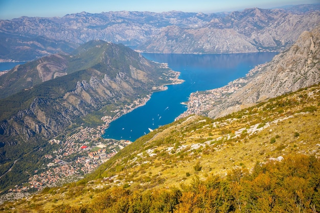 Luftaufnahme über die Bucht von Kotor in Montenegro