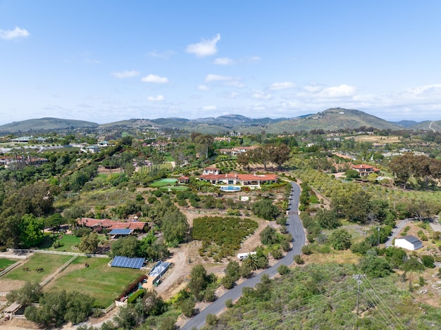 Luftaufnahme über die grüne Tallandschaft von Rancho Santa Fe in San Diego, Kalifornien, USA