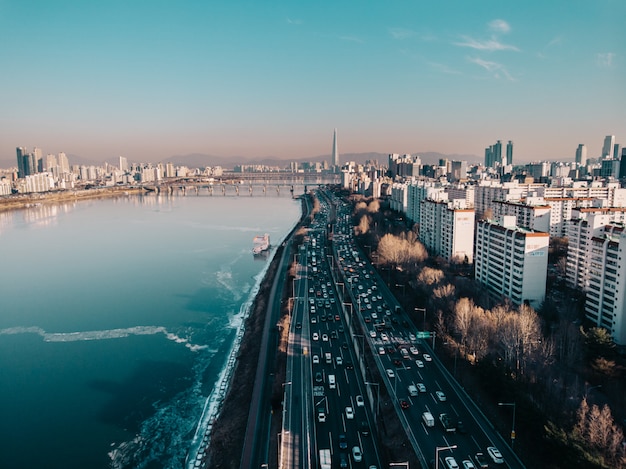 Luftaufnahme über gefrorenen Fluss und Seoul-Stadt