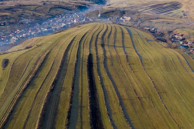 Luftaufnahme über landwirtschaftlichen Feldern im Herbst