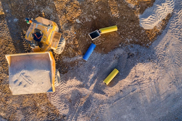 Luftaufnahme über schwere Maschinen auf einer Hochbaustelle