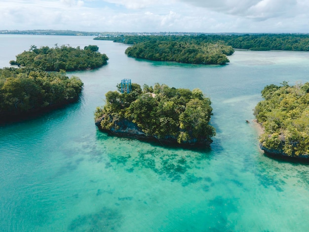 Luftaufnahme vieler kleiner Inseln in Maluku, Indonesien