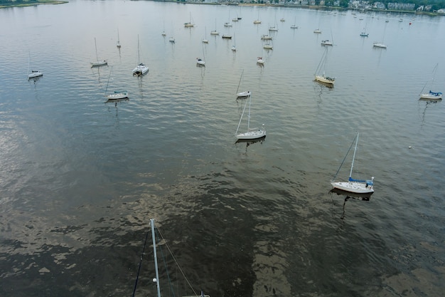 Luftaufnahme vieler Yachten Hochseeboote mit Masten parken und schwimmen