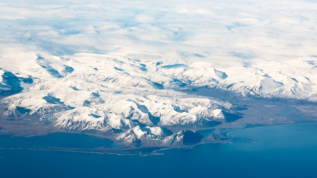 Luftaufnahme vom Flugzeugfenster von Vestrahorn Stokksness