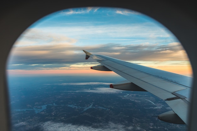 Luftaufnahme vom Flugzeugfensterplatz über Flügel