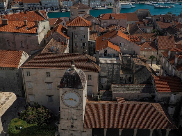 Luftaufnahme vom Glockenturm der mittelalterlichen Stadt Trogir in Dalmatien, Kroatien, UNESCO-Weltkulturerbe, Altstadt und Gebäudedetails