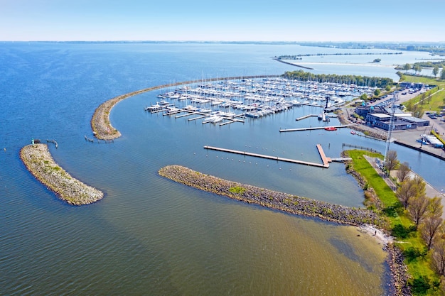 Foto luftaufnahme vom hafen von medemblik in den niederlanden