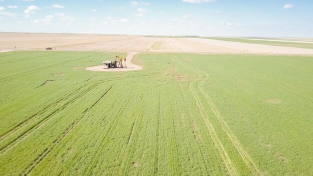 Luftaufnahme von Ackerland auf Eastern Plains im Frühjahr.