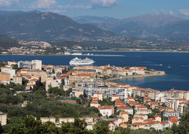 Luftaufnahme von Ajaccio Korsika Frankreich Das Hafengebiet und die Stadt von den Bergen aus gesehen