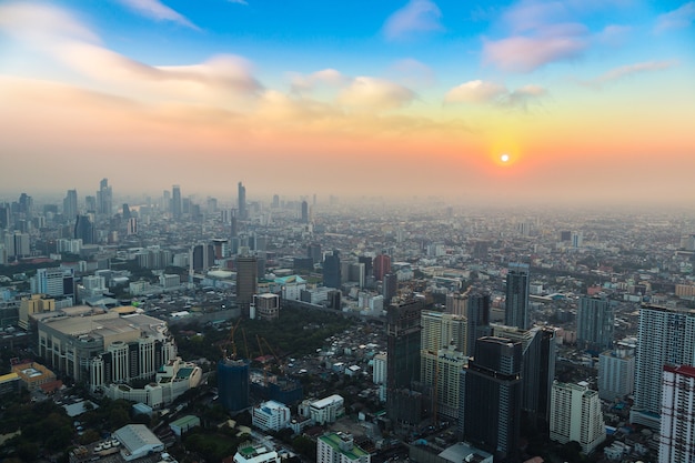 Luftaufnahme von Bangkok bei Sonnenuntergang