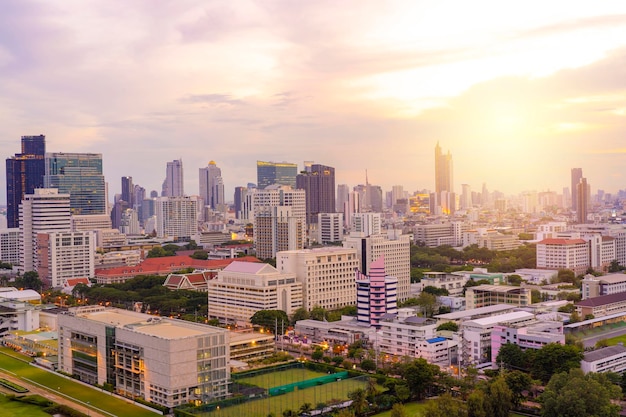 Luftaufnahme von Bangkok modernen Bürogebäuden Eigentumswohnung in der Innenstadt von Bangkok mit Sonnenuntergang Himmel in Bangkok Thailand