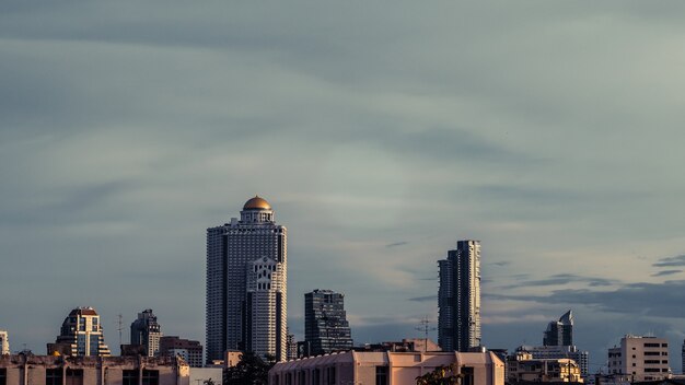 Luftaufnahme von Bangkok modernen Bürohochhäusern, Eigentumswohnung in der Innenstadt von Bangkok mit Sonnenuntergangshimmel, Bangkok, Thailand?