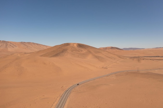 Luftaufnahme von Bergen und einer Straße in der Atacama-Wüste in der Nähe der Stadt Copiapo Chile