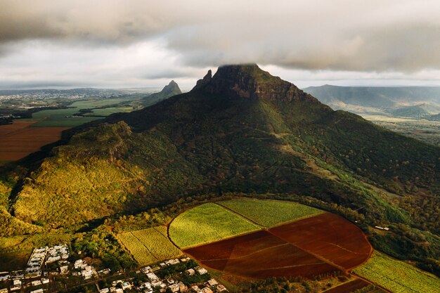 Luftaufnahme von Bergen und Feldern in Mauritius Insel.