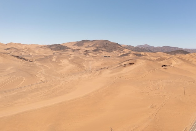 Luftaufnahme von Bergen und Hügeln in der trockenen Wüste Atacama in der Nähe der Stadt Copiapo Chile