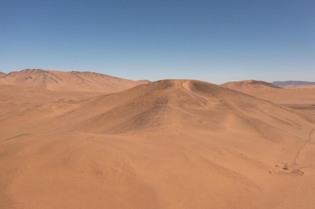 Foto luftaufnahme von bergen und hügeln in der trockenen wüste atacama in der nähe der stadt copiapo chile