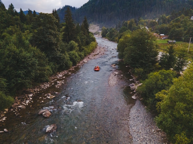 Luftaufnahme von Bergflussleuten, die im Bach Rafting machen. extreme Vitalität