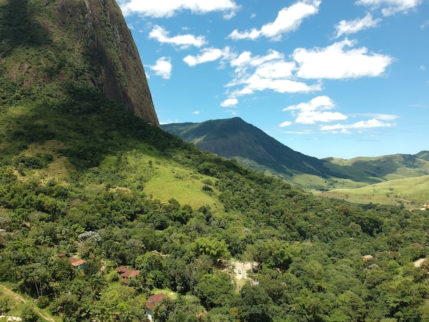 Luftaufnahme von Bicuda Grande, Macaé, Rio de Janeiro mit Bergen und Hügeln. Drohnenfoto