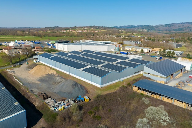 Luftaufnahme von blauen Photovoltaik-Solarmodulen, die auf dem Dach eines Industriegebäudes zur Erzeugung von grünem Ökostrom montiert sind Produktion eines nachhaltigen Energiekonzepts