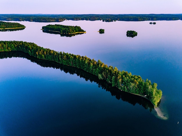 Luftaufnahme von blauen Seen mit Inseln und grünen Wäldern an einem Sommertag in Finnland