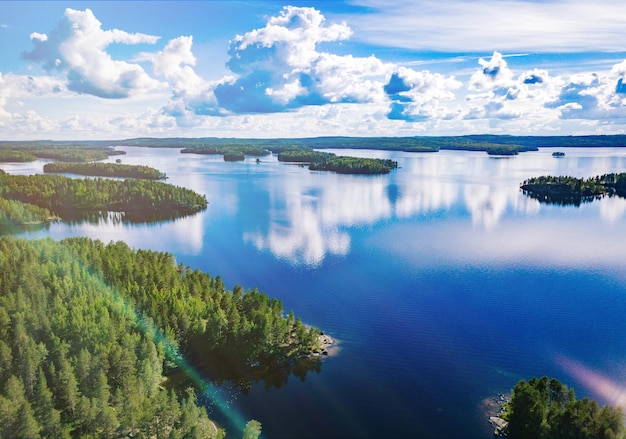 Luftaufnahme von blauen Seen und grünen Wäldern im Sommer Finnland