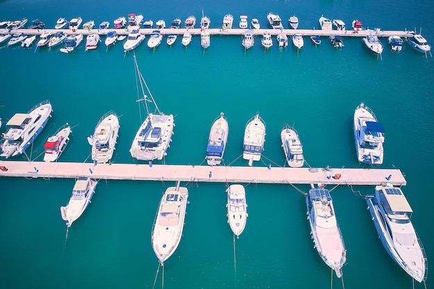 Foto luftaufnahme von booten und yachten, die an jetty-yachten im yachthafen verankert sind