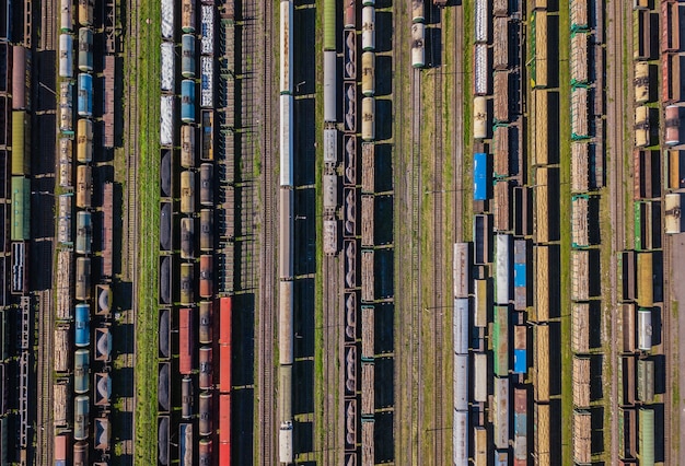 Luftaufnahme von bunten Güterwagen auf dem Bahnhof