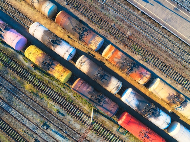 Luftaufnahme von bunten Güterzügen auf dem Bahnhof Güterzüge Nahaufnahme Alte Waggons mit Gütern auf der Eisenbahn Schwerindustrie Industrielle konzeptionelle Szene mit Zügen Ansicht von oben Vintage