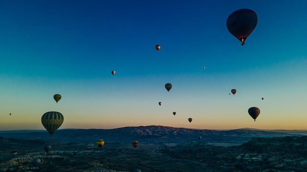 Luftaufnahme von bunten Heißluftballons in Kappadokien, Türkei. Foto in hoher Qualität