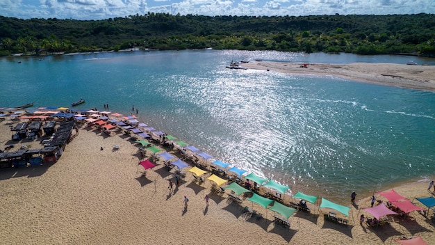 Luftaufnahme von Caraiva Strand Porto Seguro Bahia Brasilien Bunte Strandzelte Meer und Fluss