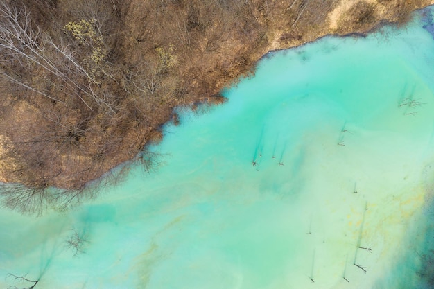 Luftaufnahme von chemischen Rückständen, die einen See aus einer Kupfermine überschwemmen