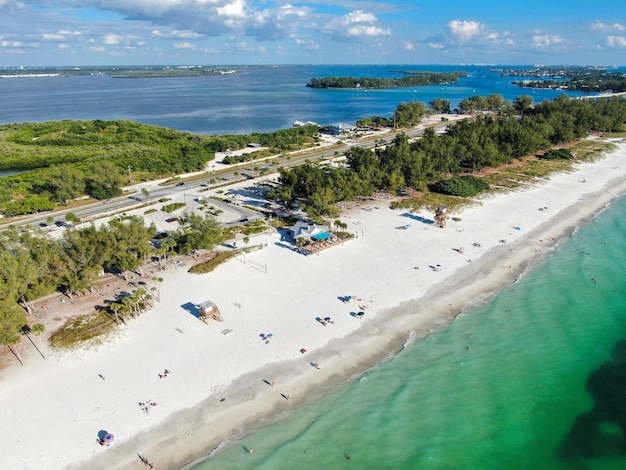 Luftaufnahme von Coquina Beach mit weißem Sandstrand und der Hauptstraße Anna Maria Island Florida USA