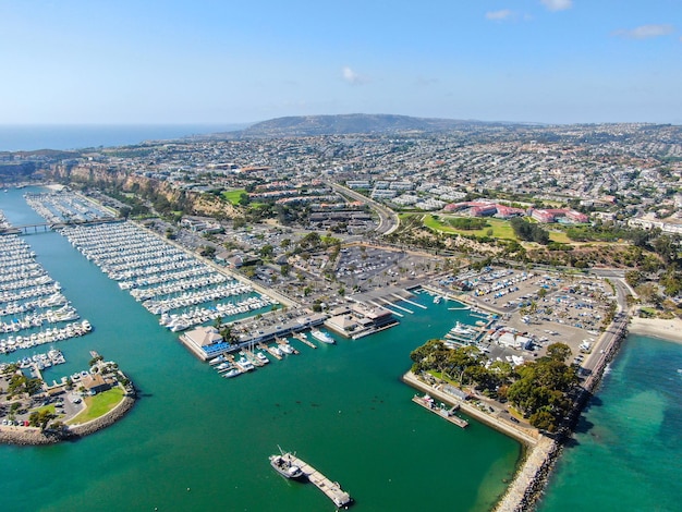 Luftaufnahme von Dana Point Harbor und ihrem Jachthafen mit Yacht und Segelboot Orange County, Kalifornien