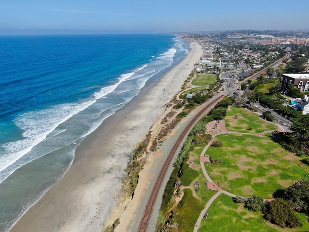 Luftaufnahme von Del Mar Küste und Strand, San Diego County, Kalifornien, USA.