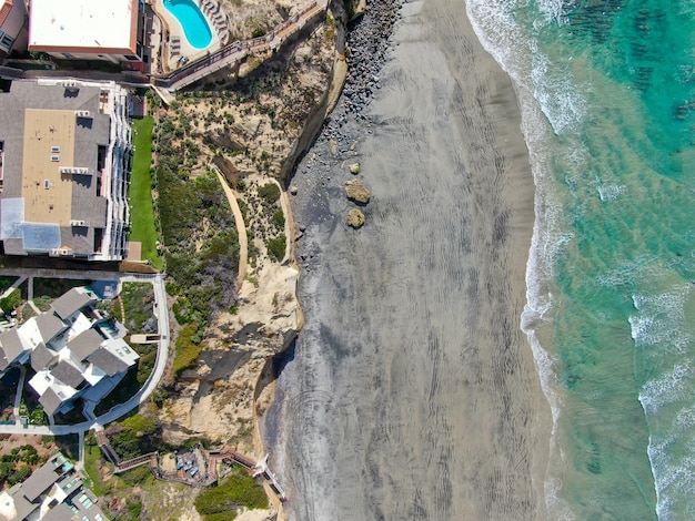 Luftaufnahme von Del Mar North Beach, kalifornischen Küstenklippen und Haus mit blauem Pazifischen Ozean