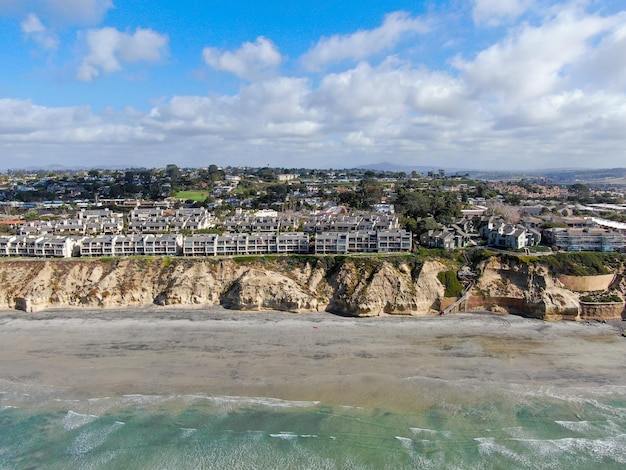 Luftaufnahme von Del Mar North Beach, kalifornischen Küstenklippen und Haus mit blauem Pazifischen Ozean