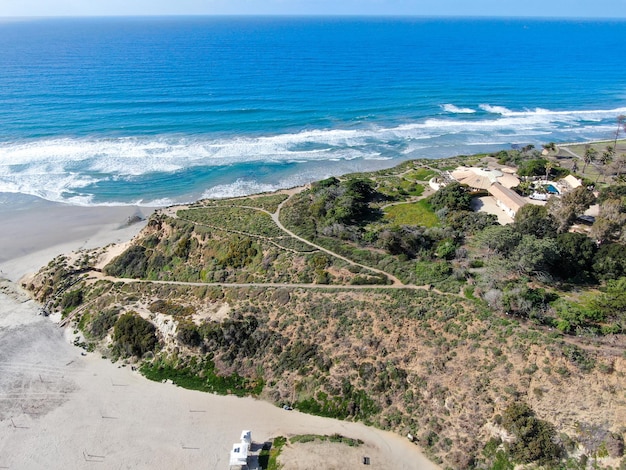 Luftaufnahme von Del Mar North Beach, kalifornischen Küstenklippen und Haus mit blauem Pazifischen Ozean