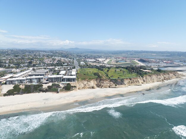 Luftaufnahme von Del Mar Shores, Kalifornien, Küstenklippen und Haus mit blauem Pazifischen Ozean, San Diego