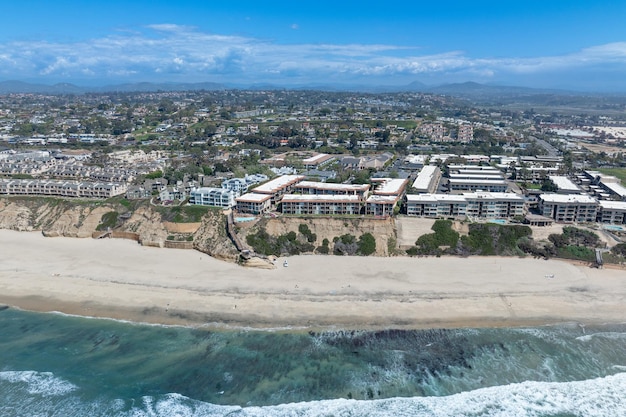 Luftaufnahme von Del Mar Shores, Kalifornien, Küstenklippen und Haus mit blauem Pazifischen Ozean, San Diego