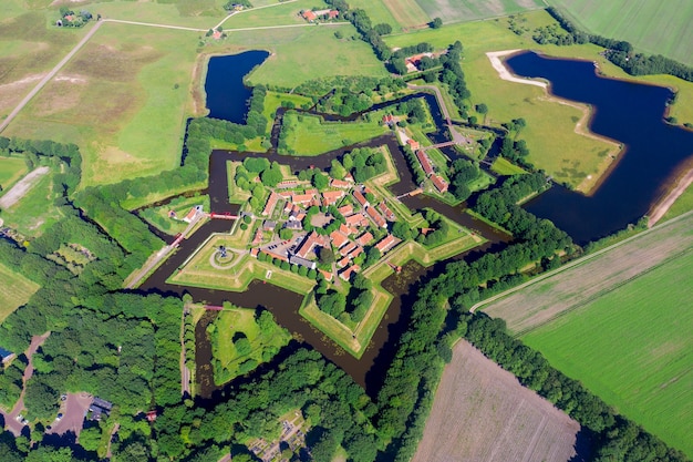 Luftaufnahme von der Drohne des sternförmigen Fort Bourtange, Groningen, Niederlande