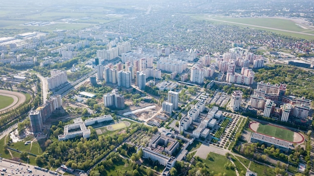 Luftaufnahme von der Drohne Goloseevsky Bezirk der Stadt Kiew mit modernen Gebäuden und Privathäusern an einem Frühlingstag Ukraine