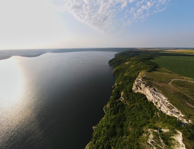 Luftaufnahme von der fliegenden Drohne der Bakota-Bucht am Fluss Dnister in der Ukraine