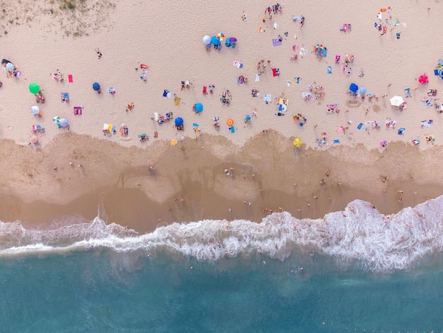 Luftaufnahme von der fliegenden Drohne der Menschenmenge, die sich am Strand in Bulgarien entspannt
