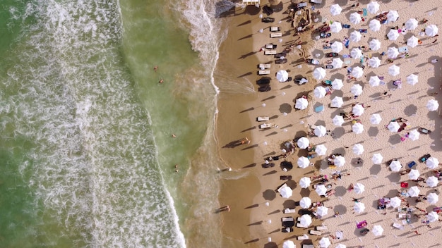 Luftaufnahme von der fliegenden Drohne der Menschenmenge, die sich am Strand in Bulgarien entspannt